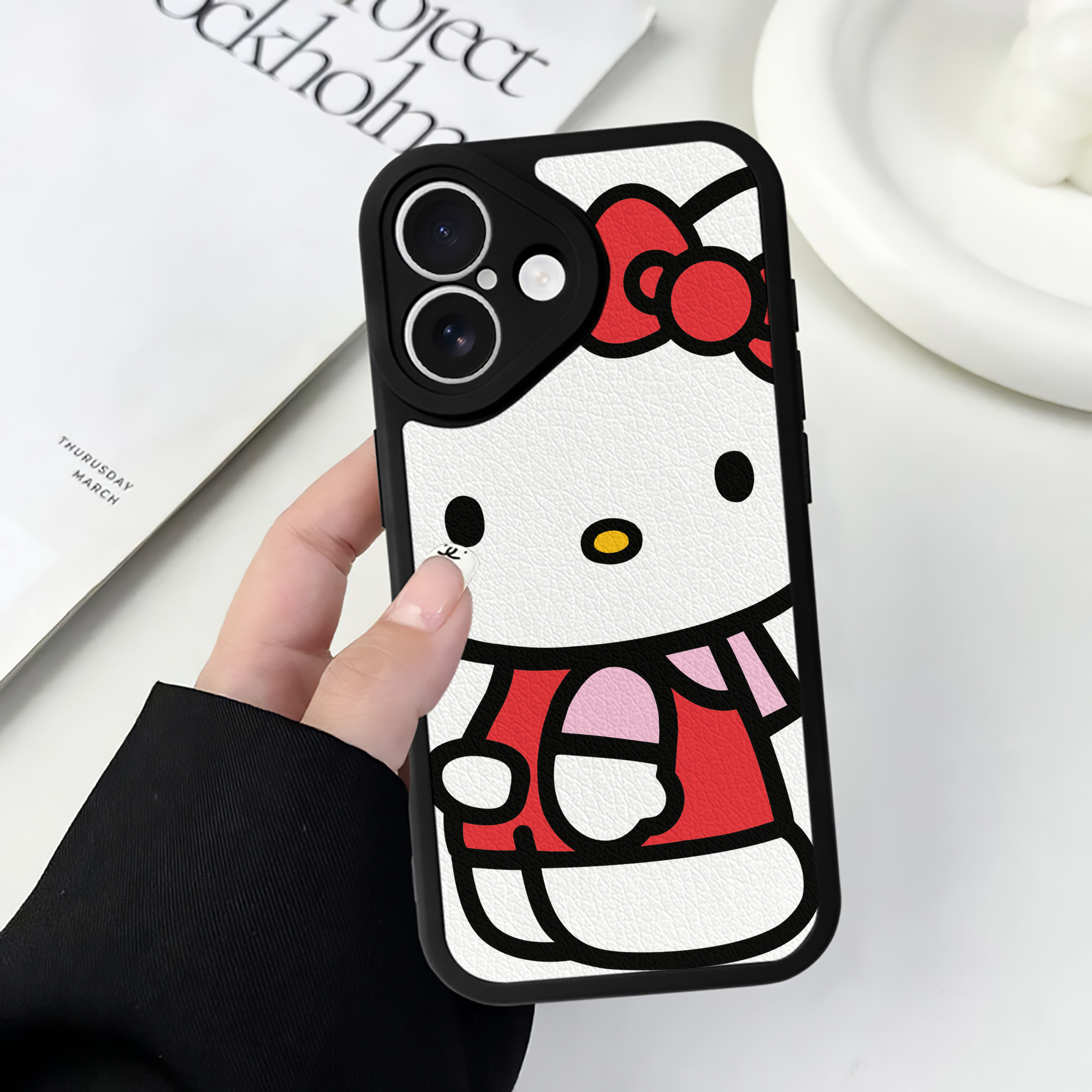 （画像用） Hello Kitty ハローキティ 【iPhone 16シリーズ対応】シリコンスマホケース（レザー調） 材質：シリコン